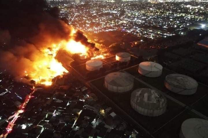 Penyebab kebakaran di Depo Pertamina Plumpang diduga karena sambaran petir.