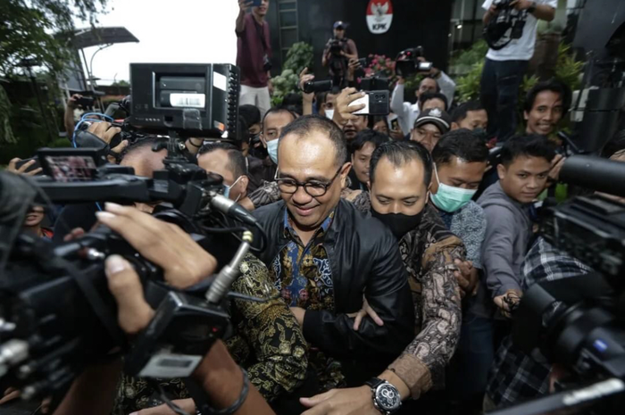 Rafael Alun Trisambodo, ayah Mario Dandy membeli Jeep Rubicon dengan cara licik. 
