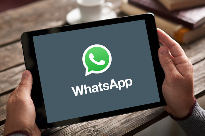 Ilustrasi aplikasi WhatsApp di Tablet Android.
