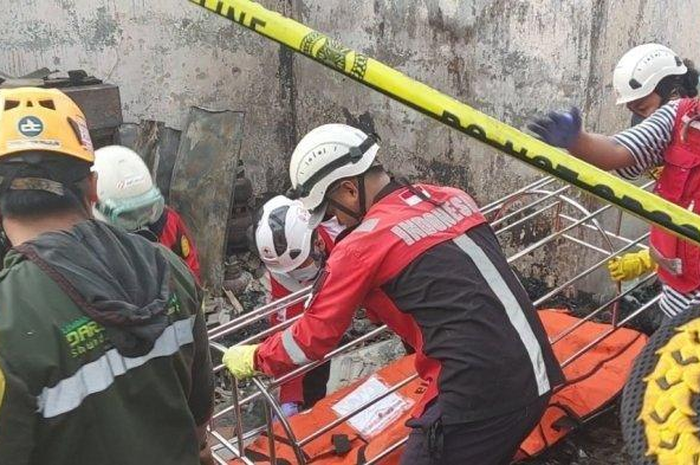 Proses evakuasi jenazah usai kebakaran di Depo Pertamina Plumpang, Jakarta Utara