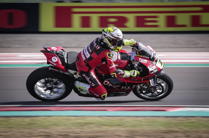 Hasil Race 1 WorldSBK Mandalika 2023, Alvaro Bautista rebut juara pertama, Toprak Razgatlioglu kedua.