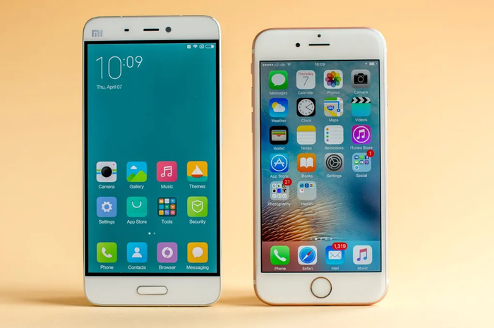 Ilustrasi hp Xiaomi dan Apple. 