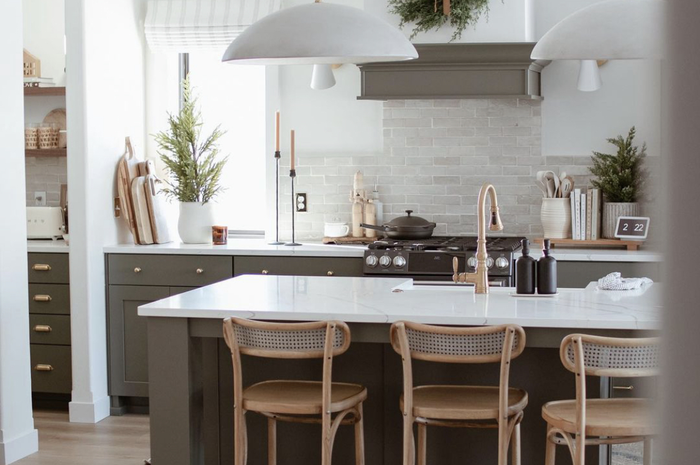 Foto dapur sempit yang terlihat lebih lega karena diatur dengan cara sederhana ini.