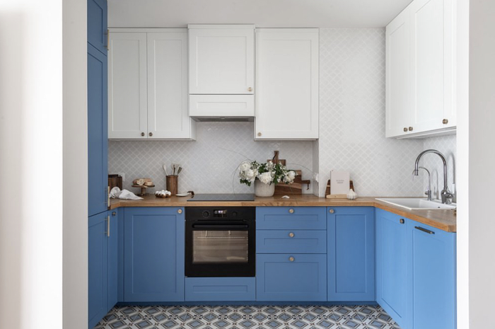 Foto dapur sempit yang bebas sumpek berkat cara praktis ini.
