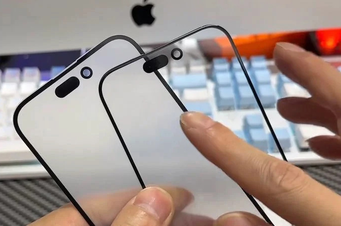 Kaca layar iPhone 15 Series dengan bezel tipis dan Dynamic Island yang beredar di Internet.