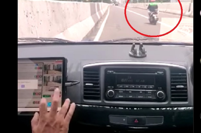 Meski enggak ada polisi, pemotor yang melintas di JLNT Casablanca tetap kena tilang elektronik.
