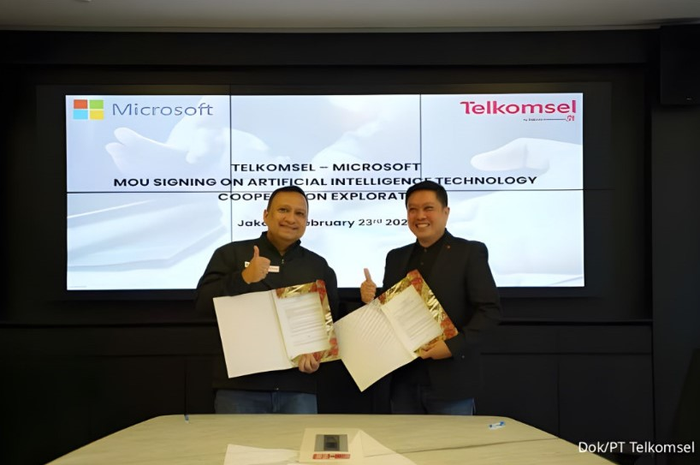 ILUSTRASI. Direktur Marketing Telkomsel Derrick Heng (kanan) & Presdir Microsoft Indonesia Dharma Simorangkir (kiri) teken MoU Telkomsel dengan Microsoft untuk menciptakan layanan lebih personal bagi pelanggan.