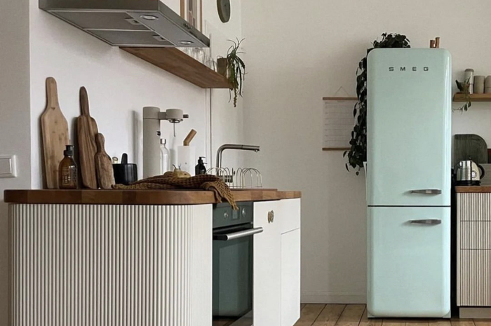 Foto dapur mungil dengan kulkas.