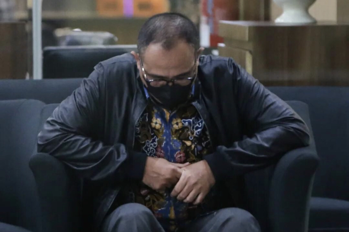 Ayah Mario Dandy, Rafael Dandy menjalani pemeriksaan di gedung KPK. Tangan kanannya mengumpet di tempat ini.
