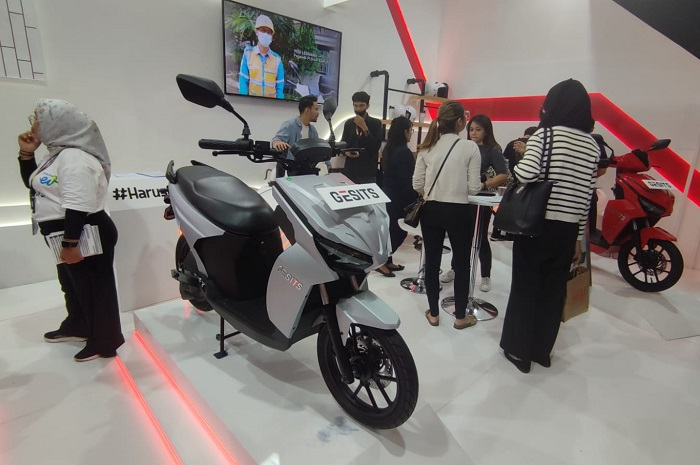 Daftar harga motor listrik yang dapat insentif Rp 7 juta, jadi cuma Rp 4 jutaan aja.