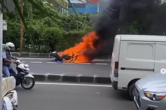 Motor sport Yamaha All New R15 terbakar di Meruya.