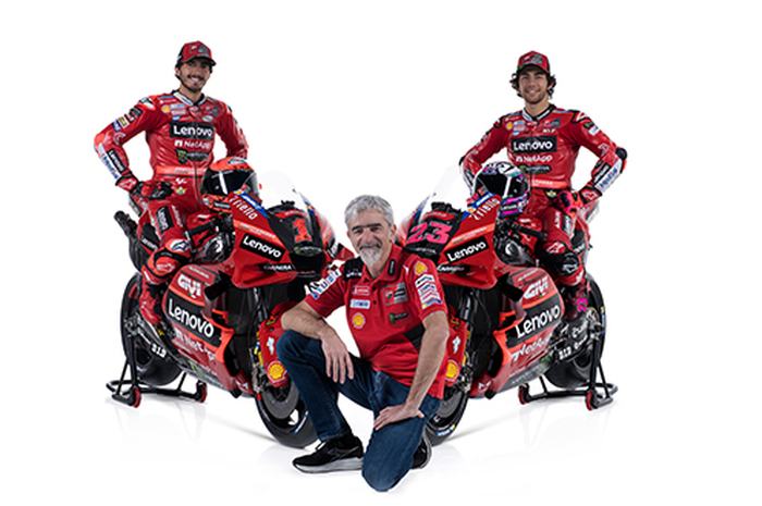 Jenderal manajer Ducati Corse Luigi Dall'igna (tengah) otak sukses Ducati di MotoGP bersama Francesco Bagnaia (kiri) dan Enea Bastianini (kanan)