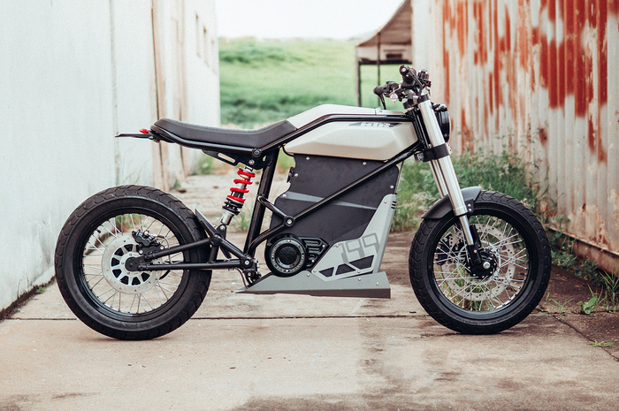 Bentuk ramping dan gagah, motor listrik RTR 799e Scrambler punya jarak tempuh 120 km sekali ngecas.