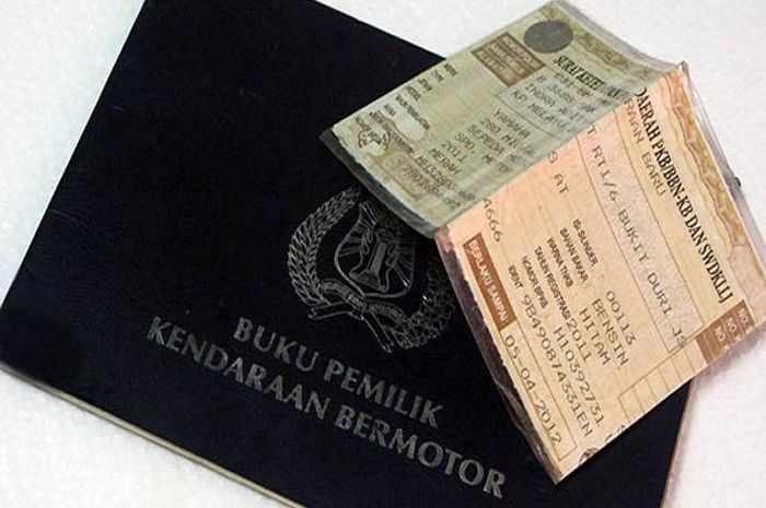 Foto ilustrasi STNK dan BPKB. Pemutihan pajak kendaraan Maret 2023 ada diskon, simak syarat dapatkannya.