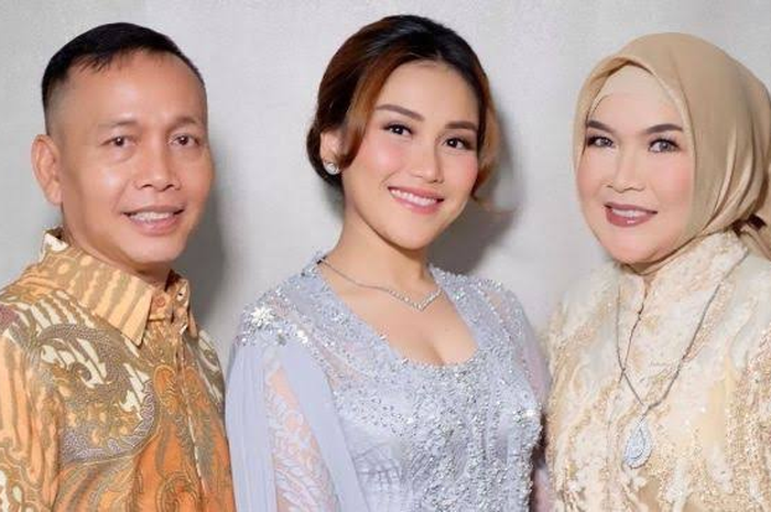 Ayu Ting Ting beserta Ayah Rozak dan Umi Kalsum.