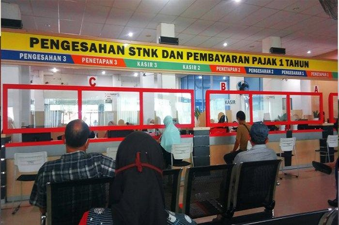 Suasana samsat. Enaknya bayar pajak kendaraan bisa dapatkan motor baru, pemutihan masih ada sampai tanggal segini bro.