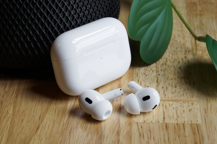 Ilustrasi AirPods Pro 2 buatan Apple yang dikabarkan akan hadir dengan port USB-C di Q2 dan Q3 tahun 2023. 