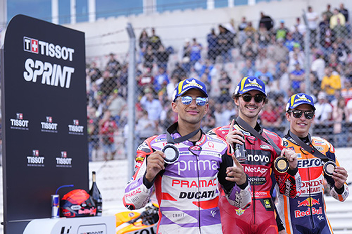 Hal baru di MotoGP 2023 tak hanya format baru Sprint Race yang podium perdananya milik Francesco Bagnaia (tengah); Jorge Martin (kiri) dan Marc Marquez (kanan), masih ada yang baru lainnya