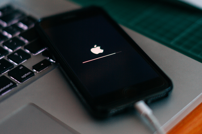 Ilustrasi instalasi update iOS 16.4