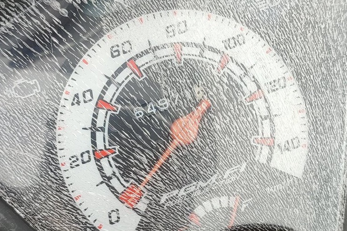 Mika spidometer retak-retak bisa hilang dioles minyak goreng atau oli bekas 