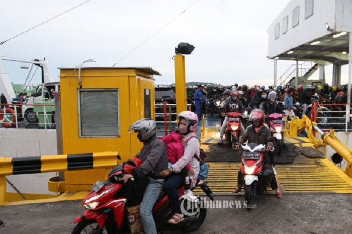 Motor turun dari kapal Feri penyeberangan Merak-Bakauheni saat mudik lebaran.