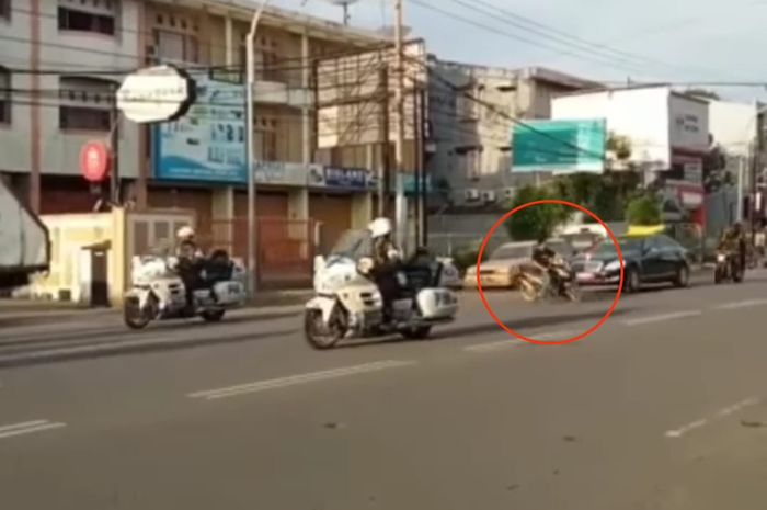 Nekat banget, pengendara motor knalpot racing potong jalur iringan mobil dinas Presiden Jokowi di Makassar.