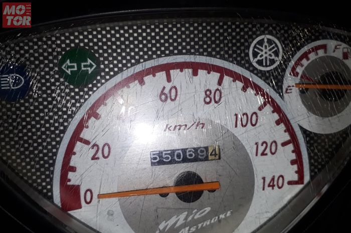 Mika spidometer retak, bisa diakali pakai minyak goreng. Ternyata pakai oli baru dan odol atau pasta gigi juga bisa!