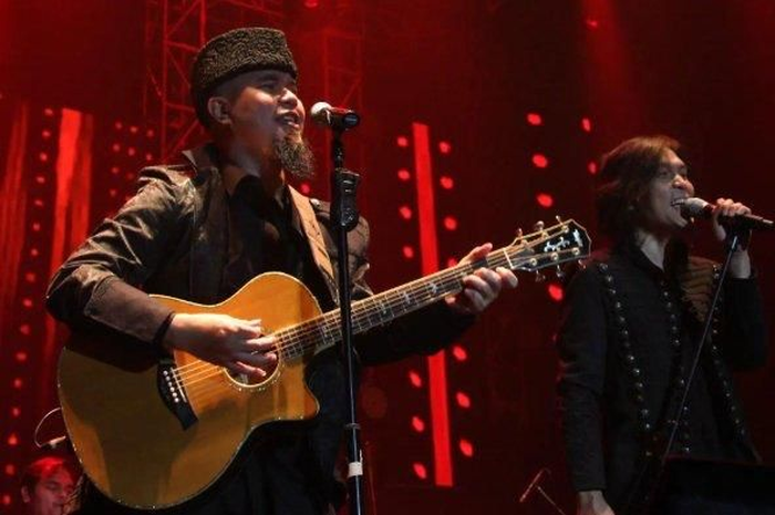 Ahmad Dhani (kiri) dan Once Mekel (kanan) - Ahmad Dhani mengajukan somasi kepada Once Mekel terkait larangan untuk membawakan lagu Dewa 19. Apabila melanggar, Once akan terancam 3 tahun penjara dan denda Rp 500 juta.