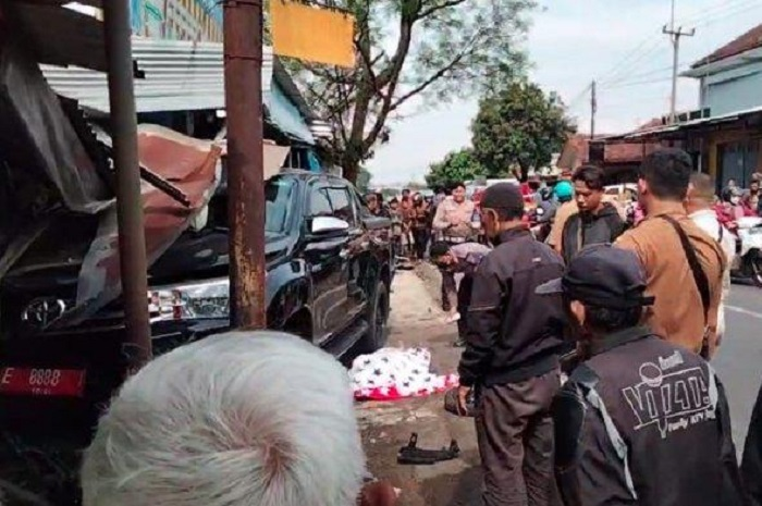 Kecelakaan mobil dinas Bupati Kuningan, Acep Purnama tabrak 4 motor pada Senin (3/4/2023).