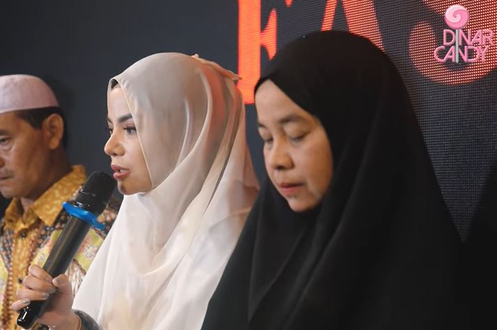 Dinar Candy alami perlakuan tak menyenangkan dari agen travel saat berangkat umrah. 