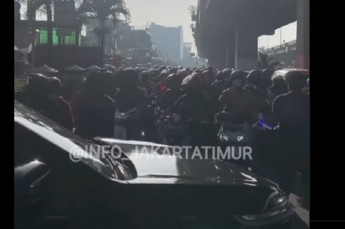 Gerombolan pemotor lawan arus diadang warga di Kalimalang.