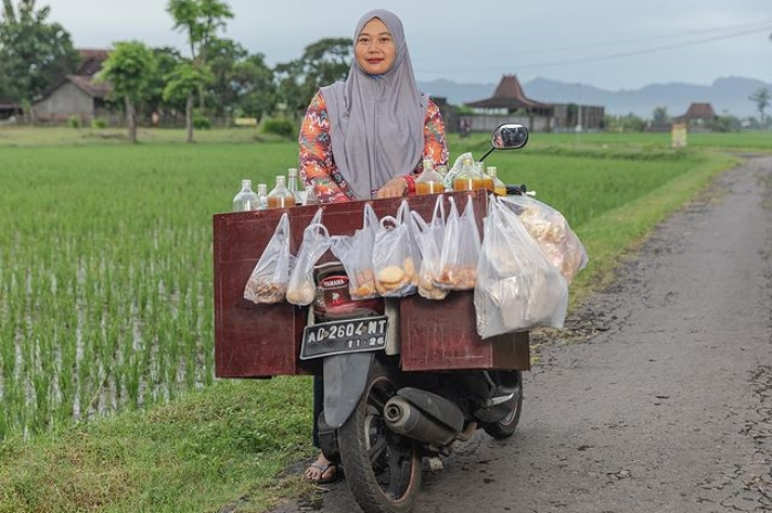 Penjual jamu naik Yamaha Mio diulas majalah Vogue