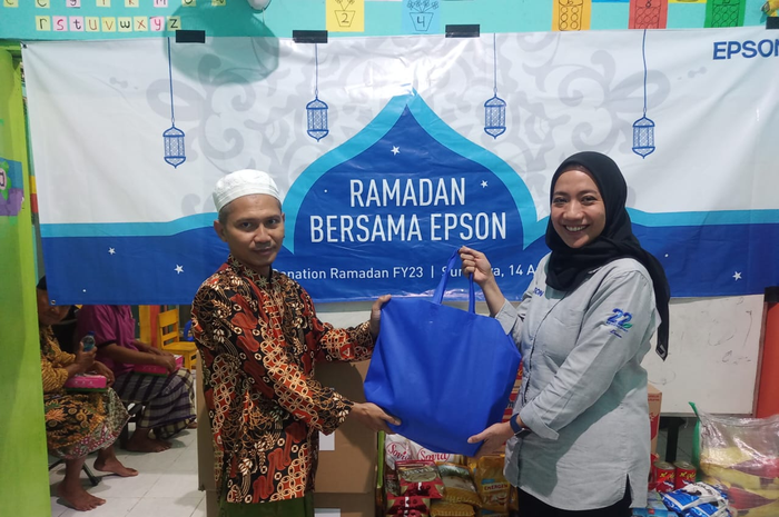 Epson Indonesia kembali melakukan kegiatan CSR dengan berbagi paket donasi untuk mereka yang membutuhkan