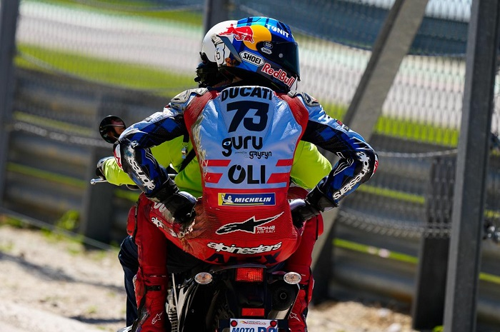 Pembalap MotoGP Alex Marquez usai crash di MotoGP Amerika 2023.