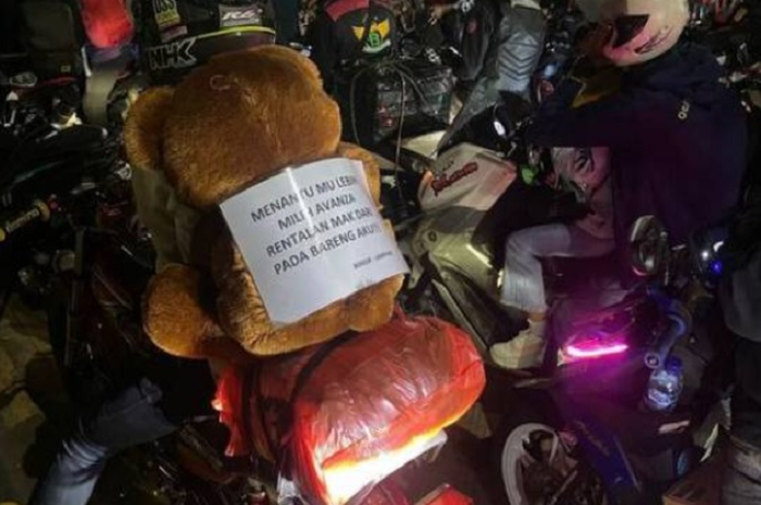 Deni pemudik yang tinggal di Bogor akan mudik ke Lampung bonceng boneka karena jomblo belum punya pacar.