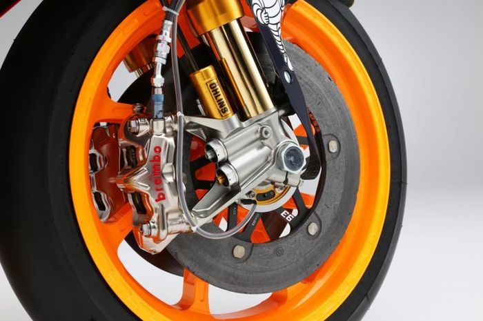 Bak sebuah perangkat wajib, Brembo menjadi perangkat pengereman yang digunakan semua motor di MotoGP, padahal tidak sponsor. 