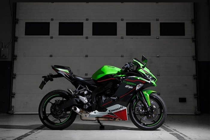 Ilustrasi menyimpan Ninja ZX-25R di garasi