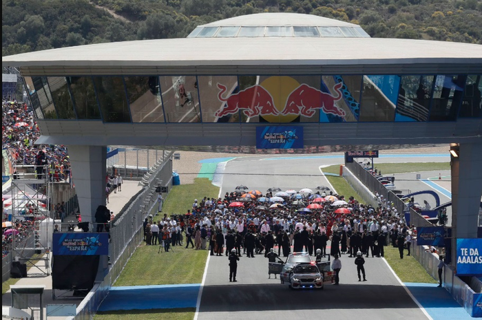 MotoGP Spanyol 2023 di sirkuit Jerez akan mulai satu jam lebih lambat guna menghadapi bentro dengan start F1 Azerbaijan di sirkuit Baku pekan yang sama (30/4). 