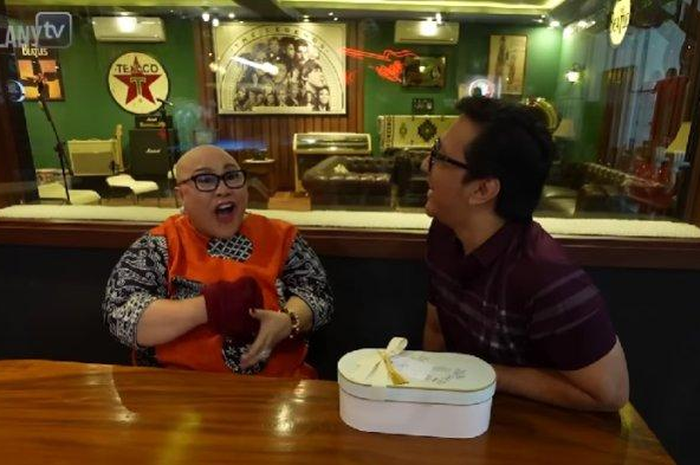 Nunung tampil dengan kepala pelontos.