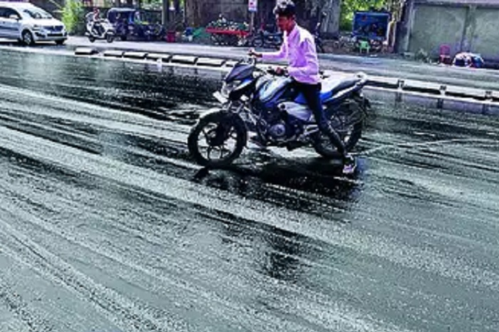 Aspal jalanan di India meleleh diduga akibat cuaca panas ekstrem.