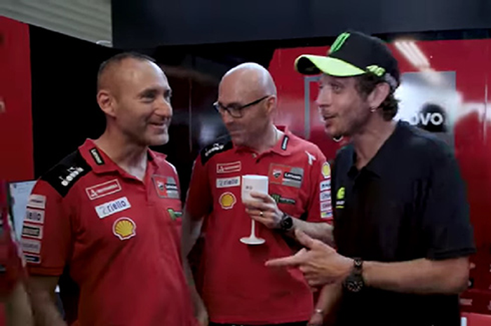 Legenda MotoGP Valentino Rossi (kanan) sekaligus guru Francesco Bagnaia diskuit dengan Cristian Gabarrini (kiri) yang merupakan crew chief Francesco Bagnaia sejak 2019