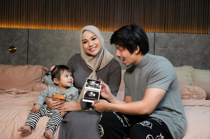 Meski tak bisa menutupi aura kebahagiaan, Aurel Hermansyah mengaku sempat takut hamil anak kedua karena trauma keguguran.