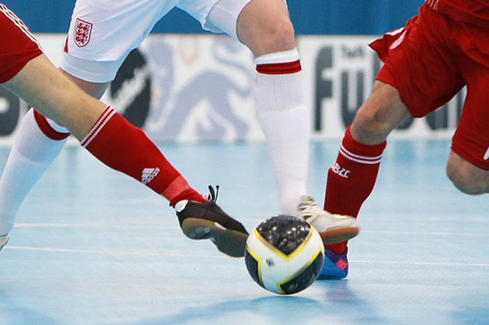 Ilustrasi ide hadiah untuk pacar yang hobi main futsal