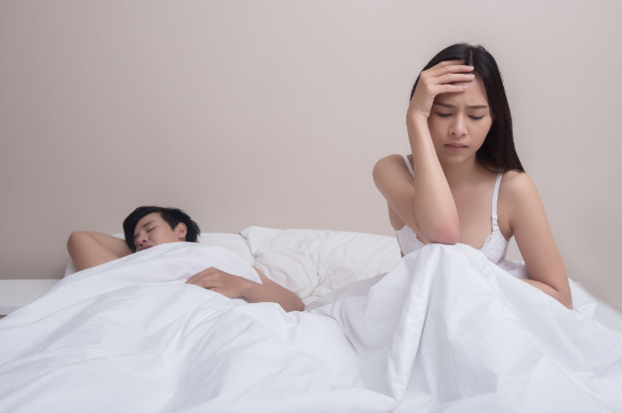 ilustrasi suami tidur setelah hubungan intim