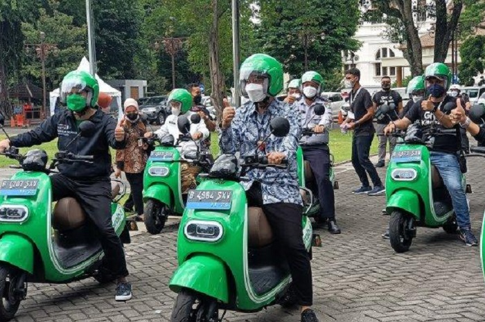 Wali Kota Solo Gibran Rakabuming Raka naik motor listrik (23/12/2021).