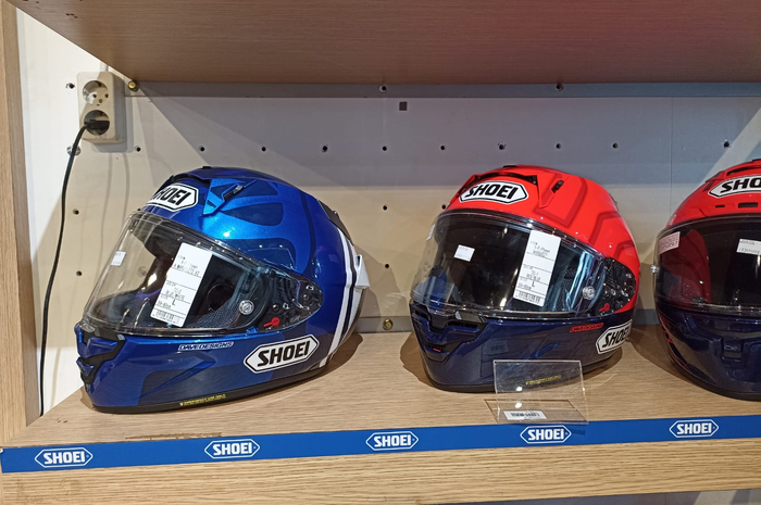 Helm dengan livery pembalap, Alex Marquez (kiri) dan Marc Marquez, Shoei X-15 yang mereka pakai di MotoGP sejak tahun lalu. 
