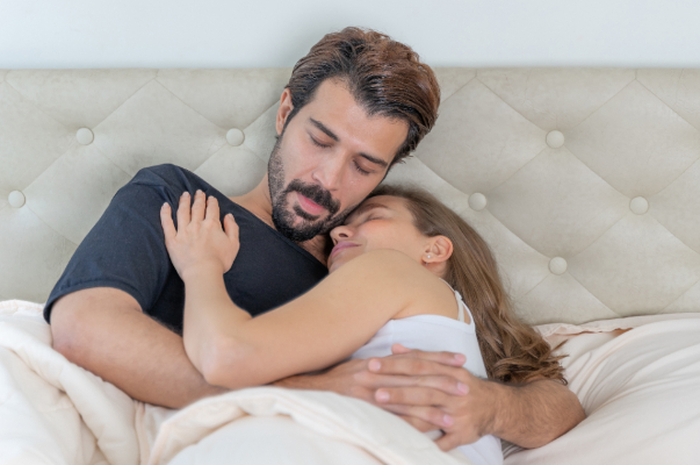 Manfaat cuddle setelah melakukan hubungan intim.
