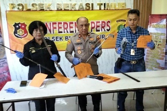 Kapolsek Bekasi Timur Kompol Sukadi (tengah) menunjukkan barang bukti senjata tajam kasus tawuran kelompok gangster disertai pengeroyokan terhadap warga, di Mapolsek Bekasi Timur, Kota Bekasi, Jawa Barat, Kamis (25/5/2023).  
