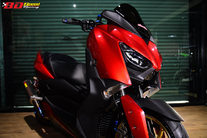 Modifikasi motor Yamaha XMAX merah merona di bodi, spek sultan dari atas hingga bawah.