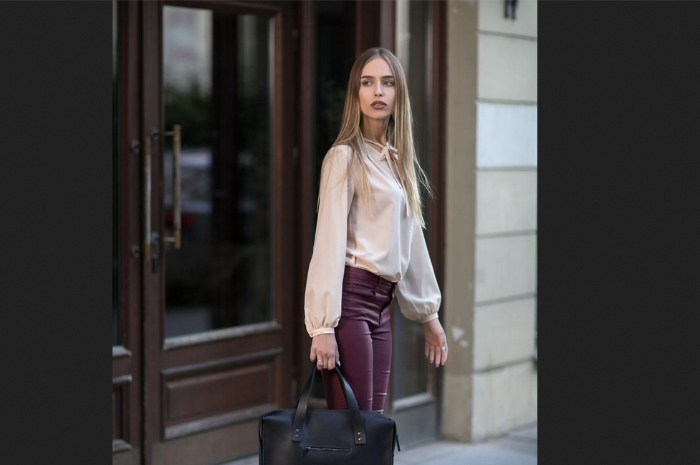 Membawa tas model briefcase